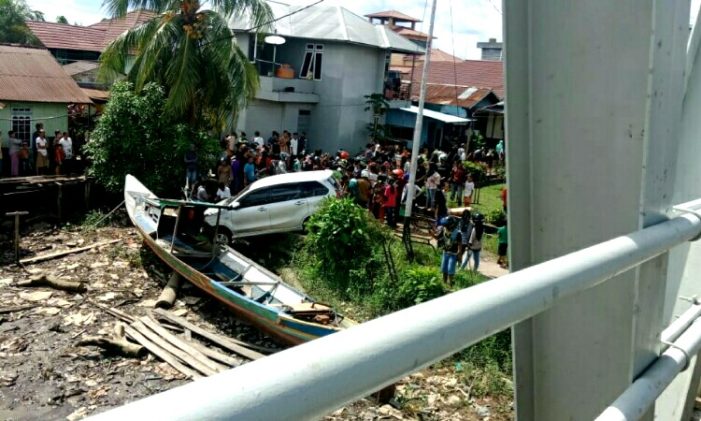 Sebuah Mobil Avanza Terjun ke Bawah Jembatan Pawan I