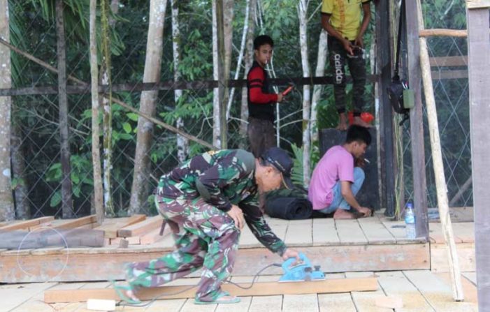Kodim 1203 Bangun Tribun Lapangan Bola Desa Sekukun
