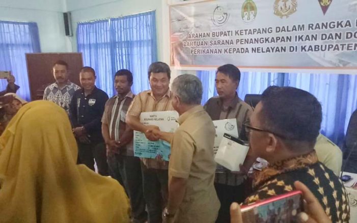 Pemkab Serahkan Bantuan Alat Tangkap Ikan Kepada Nelayan