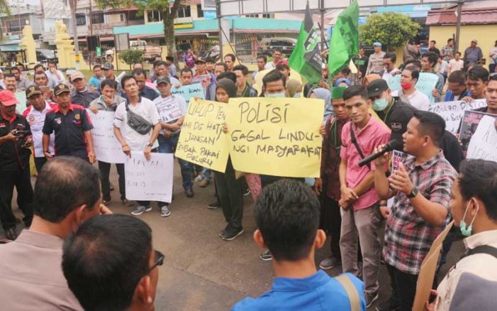 Jurnalis dan Mahasiswa Gelar Aksi Damai di Polres Ketapang