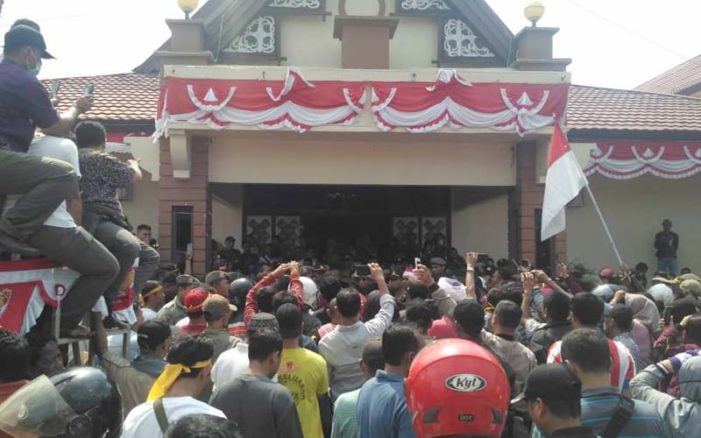Ratusan Pedagang Rangga Sentap Datangi DPRD
