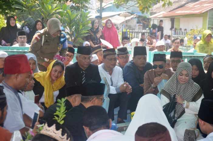 Bupati Martin Hadiri Pemakaman H Morkes Effendi