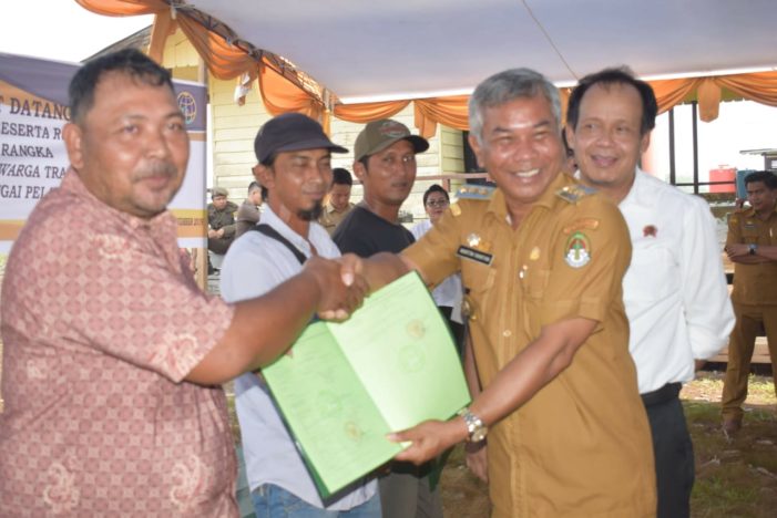 Bupati Serahkan Sertifikat Gratis