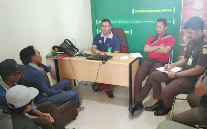 Belasan Masyarakat Sungai Nanjung Datangi Kejaksaan