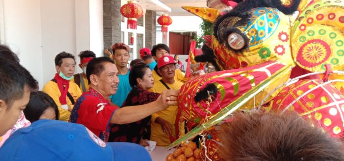Beri Penghormatan, Tiga Naga Sambangi Rumah  Mantan Bupati Henrikus