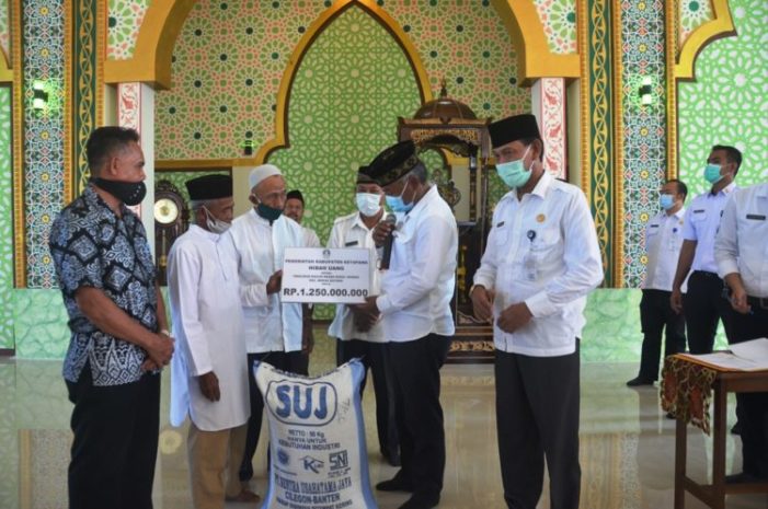 Bupati Serahkan Bantuan Sosial di Sejumlah Masjid dan Ponpes