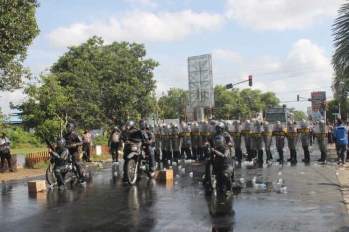 Massa Ricuh Di Kantor KPU Ketapang