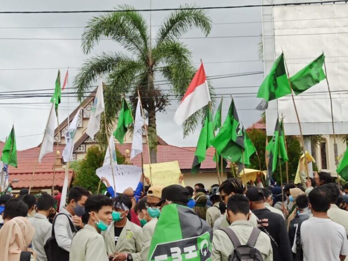 Ratusan Mahasiswa Ketapang Unjuk Rasa ke DPRD