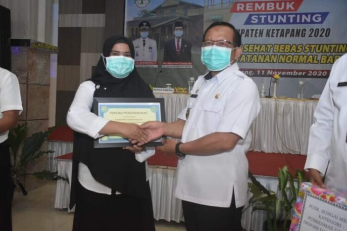 PLT. Bupati Beri Penghargaan Puskesmas Sungai Melayu Rayak