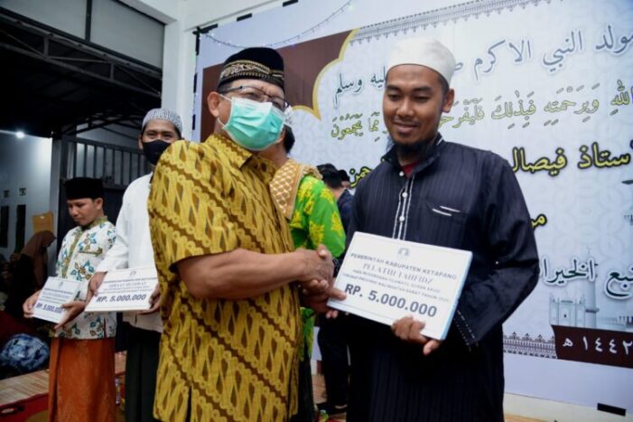 Plt Bupati Serahkan Bonus Juara & Pelatih MTQ