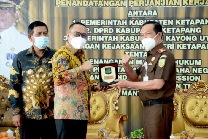 DPRD Ketapang & Pemkab Tandatangani Perjanjian Kerja sama dengan Kejari Ketapang