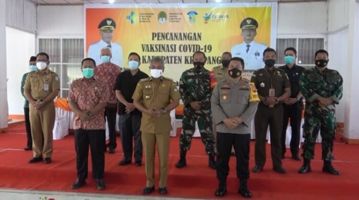 Pejabat Ketapang Menerima Suntik Perdana Vaksin Covid-19