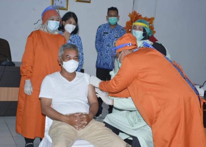 Bupati Ketapang Suntik Vaksin Sinovav