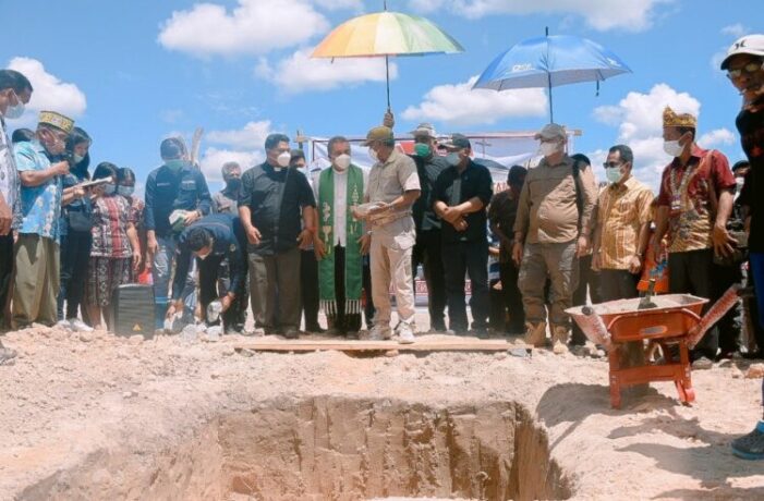 Martin Rantan Letakan Batu Pertama Pembangunan Dua Gereja