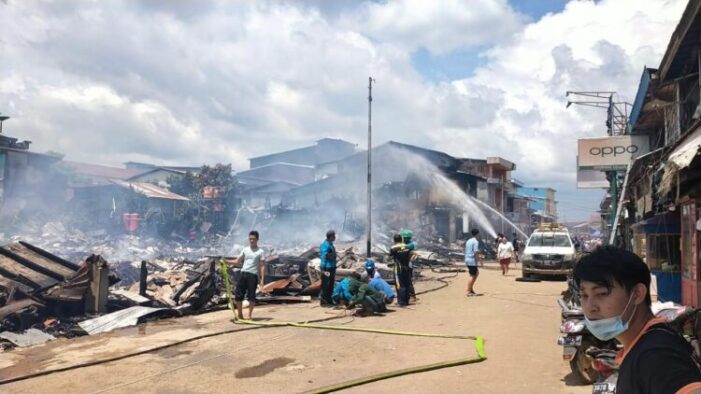 Dini Hari, Belasan Ruko di Sandai Membara