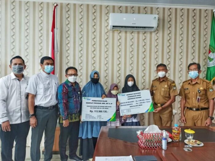 Wabup Serahkan Santunan Kematian & Beasiswa Pendidikan