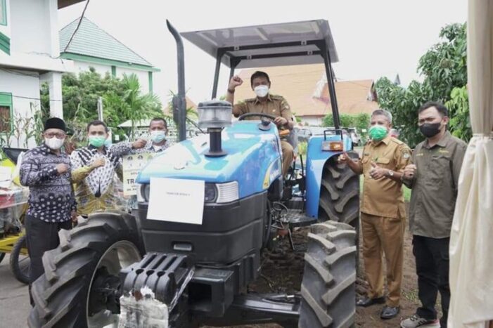 Wabup Serahkan Bantuan Mesin Pertanian Ke Kelompok Tani