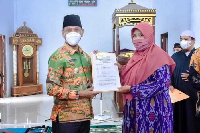 Wabup Salurkan Bantuan Hibah