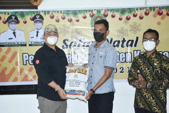Sekda Salurkan Bantuan Safari Natal & Tinjau Pelaksanaan Vaksinasi