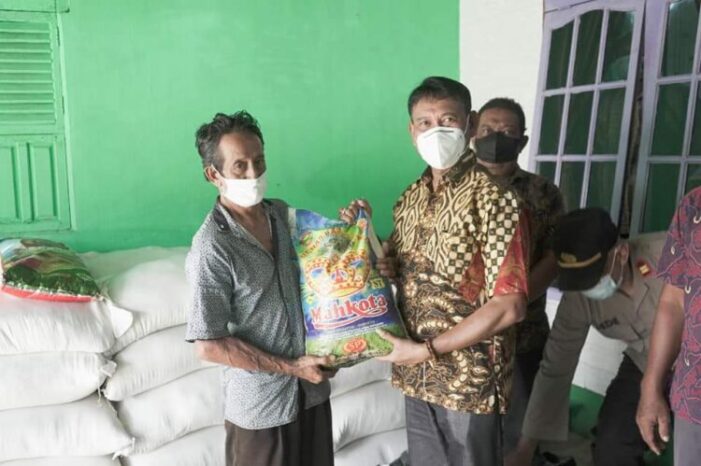 Wabup Serahkan Bantuan Banjir Dan Meletakan Batu Pertama Pembangunan Masjid