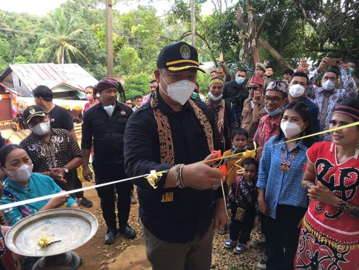 Sekda Resmikan Gereja, Pos Kesehatan dan Rumah Adat