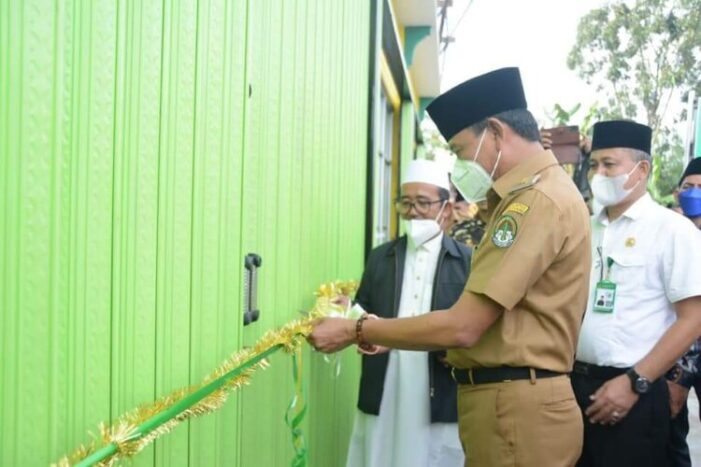 Wabup Resmikan Unit Usaha Pondok Pesantren Mambaul Khairat
