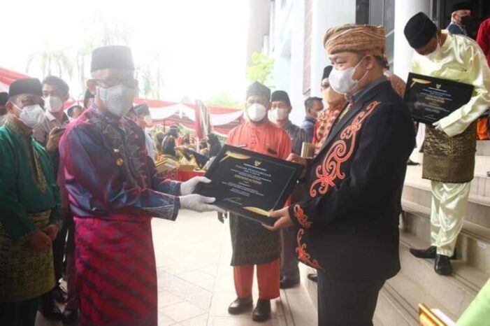 Sekda Ketapang Terima Penghargaan Anugerah Paritrana Award