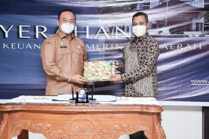 Sekda Serahkan LKPD Ketapang Tahun Anggaran 2021 Kepada BPK RI