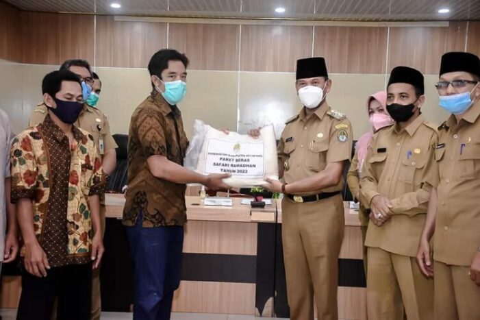 Wabup Serahkan Bantuan Beras