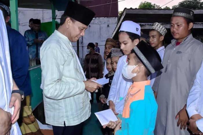 Wabup Hadiri Penandatangan NPHD- Penyerahan Paket Ramadhan