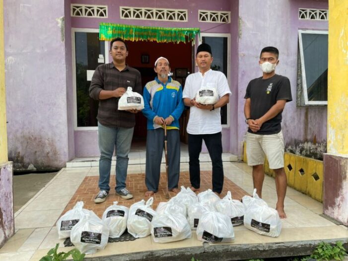 AJK – PWI Berbagi Ratusan Paket Sembako ke Warga