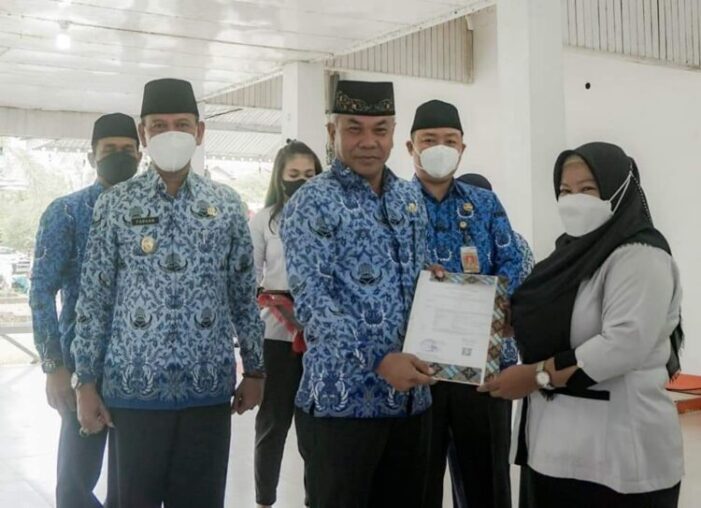 Bupati Serahkan SK Pengangkatan PPPK Guru Tahap Satu
