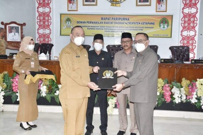 Sekda Hadiri Rapat Paripurna DPRD Pendapat Akhir Fraksi  Terhadap Raperda Ketapang