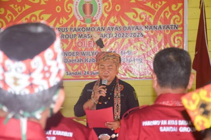 Sekda Lantik Pengurus Pakomoan Dayak Kanyatn Sandai Group