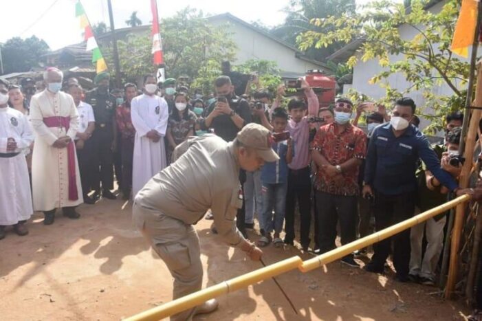 Sekda Resmikan Paroki Santo Petrus dan Paulus Sungai Daka