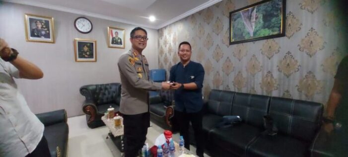 Kejutan AJK & PWI di HUT Bhayangkara ke-76 Kepada Kapolres