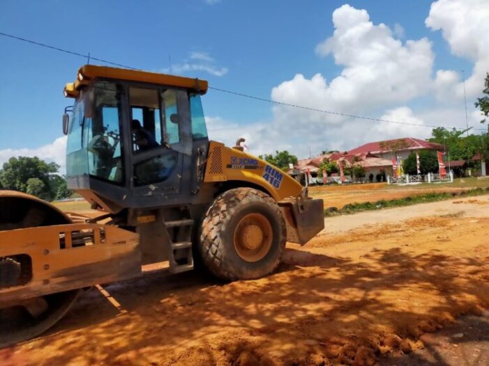 PT RIM Lakukan Penimbunan dan Perapian Lapangan Bola di Depan Kantor Camat Air Upas