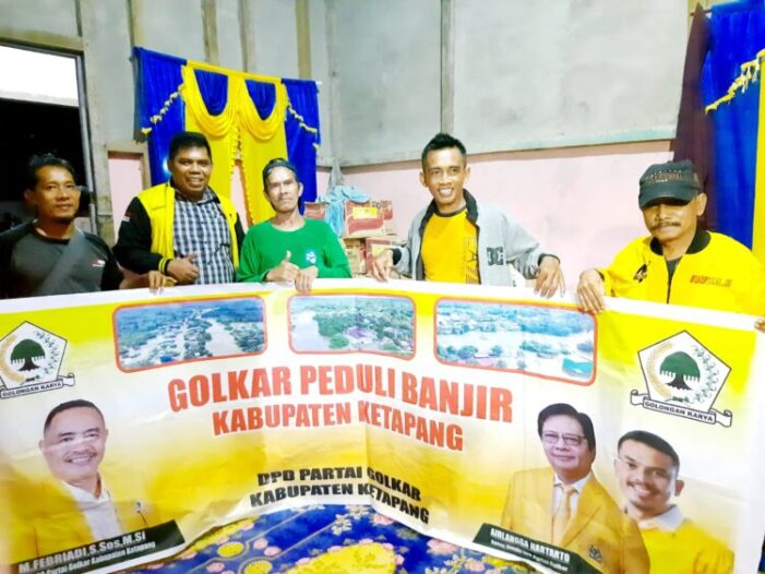 Ketua DPD Golkar Ketapang Terjun ke Lokasi Banjir Serahkan Bantuan