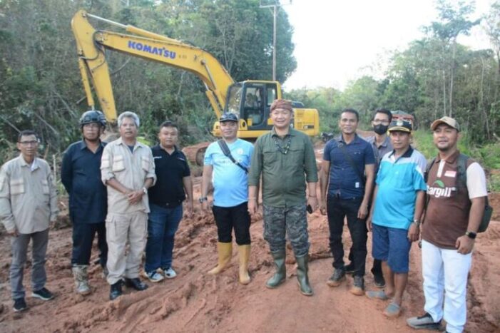 Sekda Tinjau Ruas Jalan Tumbang Titi – Tanjung Yang Rusak Parah