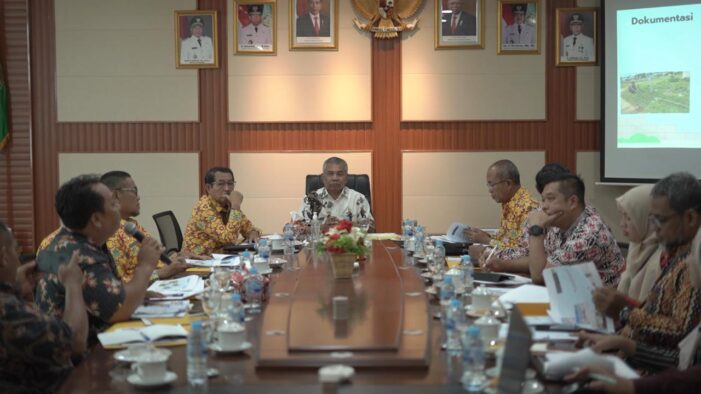 Martin Pimpin Rapat Pembahasan DED Taman dan Tugu di Dua Kecamatan