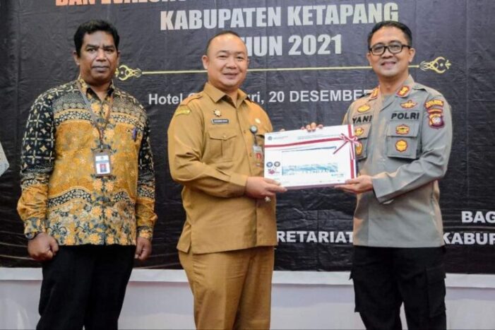 Sekda Serahkan Hasil Penilaan SAKIP & Evaluasi Kinerja Perangkat Daerah Sekda Serahkan Hasil Penilaan SAKIP & Evaluasi Kinerja Perangkat Daerah