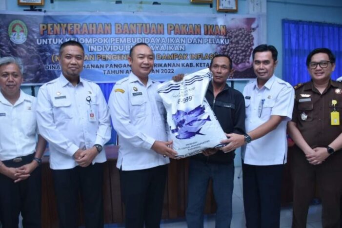Sekda Serahkan Bantuan Pakan Ikan Ke Pelaku Budidaya Ikan