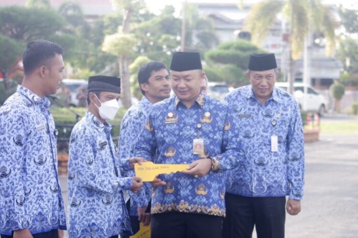 Serahkan Bantuan Mobil Ambulans, Sekda Harap Puskesmas Tingkatkan Pelayanan untuk Masyarakat