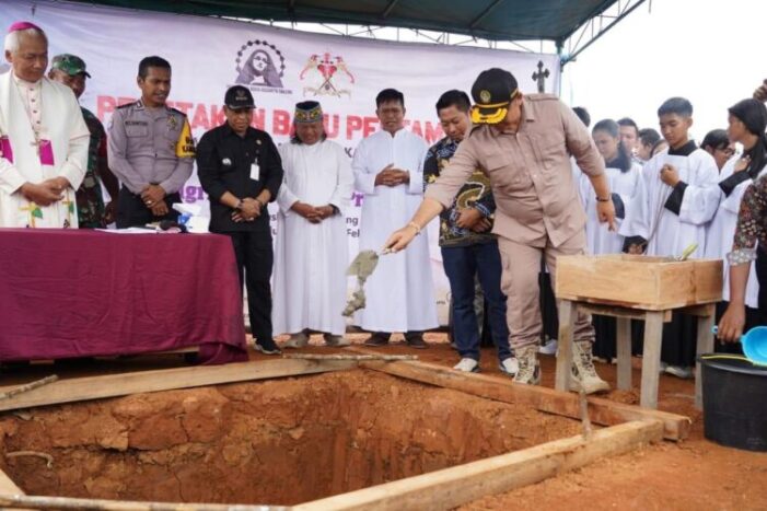 Letakkan Batu Pertama Pembangunan Gereja, Sekda Pastikan Pemda Adil Membangun Rumah Ibadah