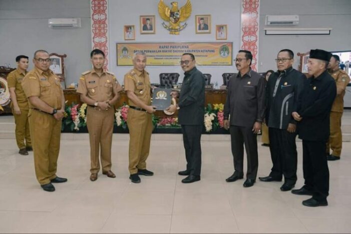Bupati & Wabup Hadiri Paripurna Persetujuan DPRD Ketapang Tethadap Usulan Daerah Otonomi Baru