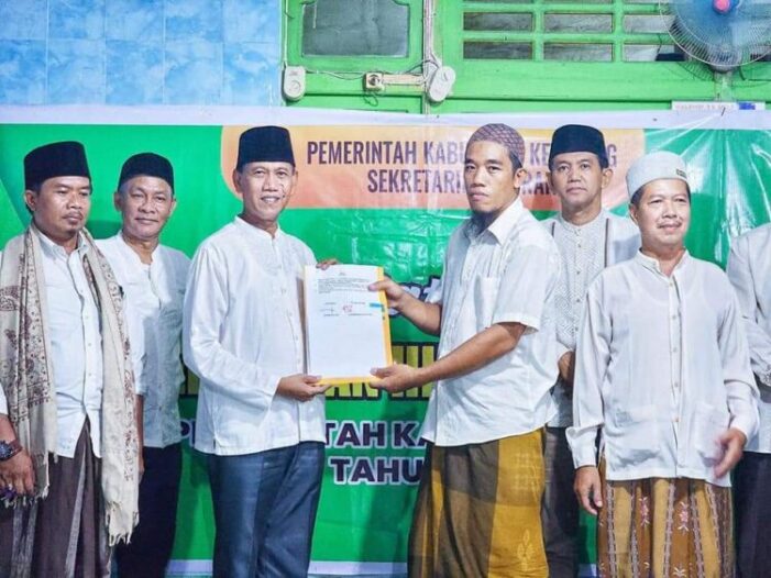 Wabup Serahkan Dana Hibah Daerah Ke Masjid Al-Falah