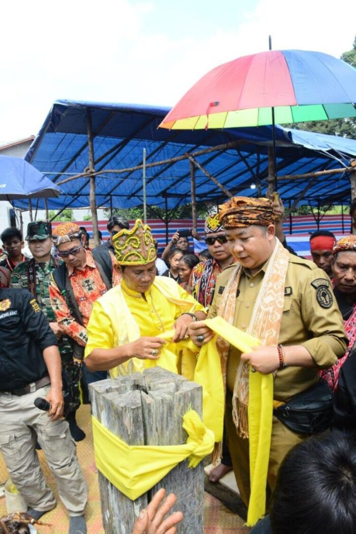 Sekda Hadiri Ritual Adat Pendirian Kembali Tugu Perdamaian Kerajaan Hulu Aik