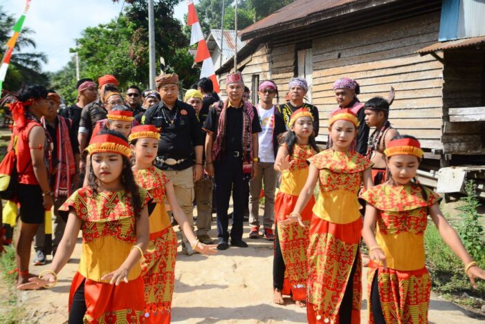 Sekda Hadiri Acara Adat Sapat Tahun Sisih Musim Desa Jungkal
