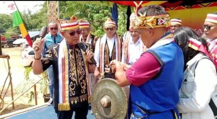 Wakili Bupati, Asisten III Setda Buka Gawai Dayak Sungai Laur