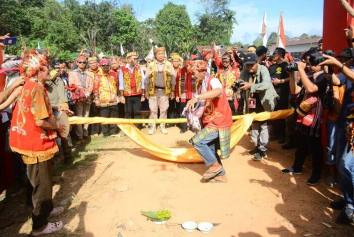Sekda Buka Gawai Nyapat Tautn ke-XII Kecamatan Simpang Hulu